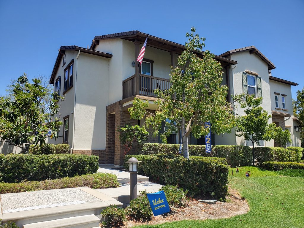 Tustin – Luxury 3 Beds 2.5 Baths plus Office/Den $4,300 per Month [ L E A S E D ]